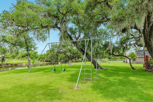 511 Edgewater Street, Clute, TX 77531