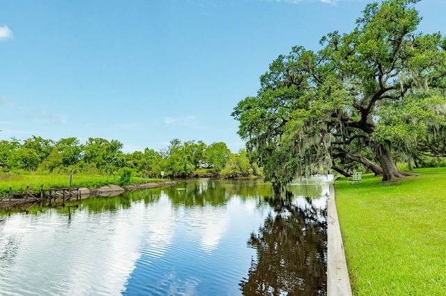 511 Edgewater Street, Clute, TX 77531