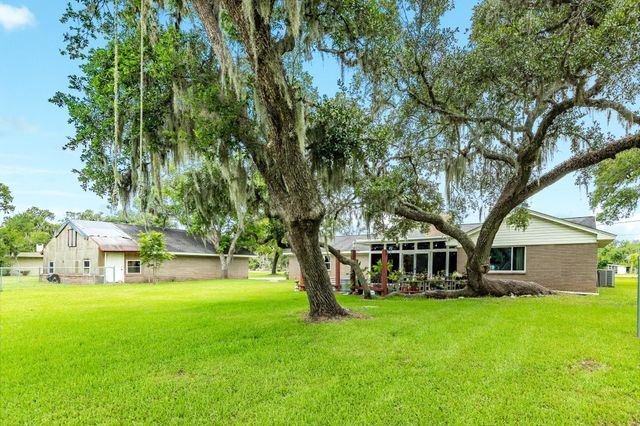 511 Edgewater Street, Clute, TX 77531