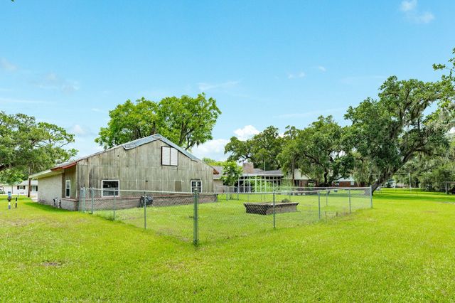 511 Edgewater Street, Clute, TX 77531