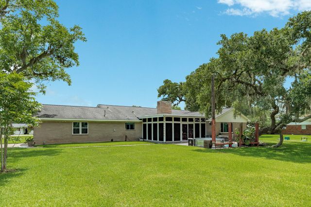 511 Edgewater Street, Clute, TX 77531