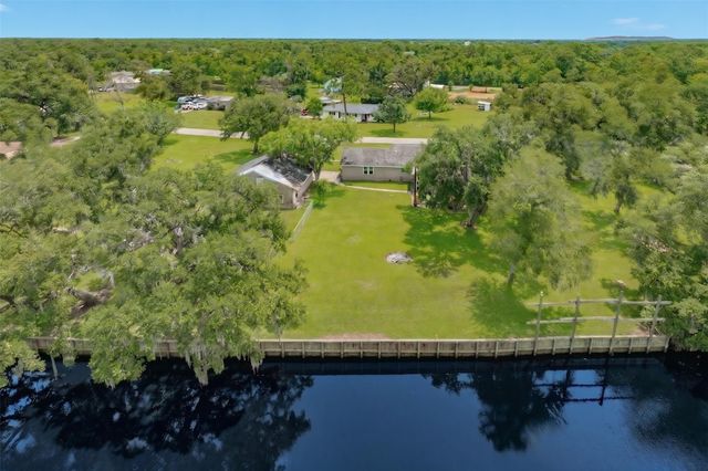 511 Edgewater Street, Clute, TX 77531