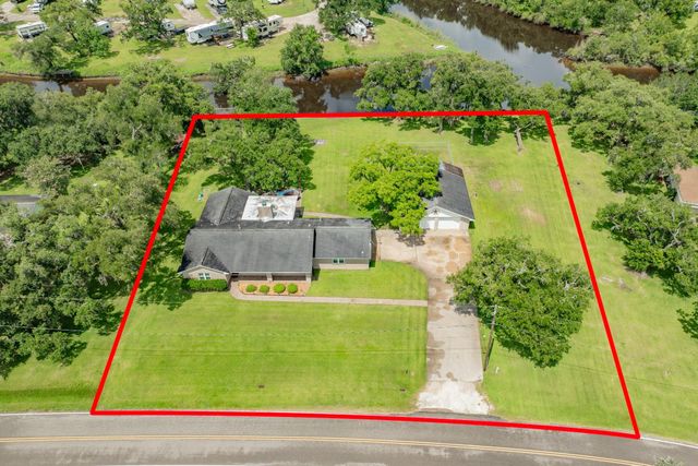 511 Edgewater Street, Clute, TX 77531