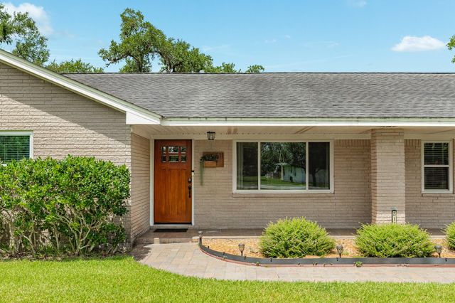 511 Edgewater Street, Clute, TX 77531