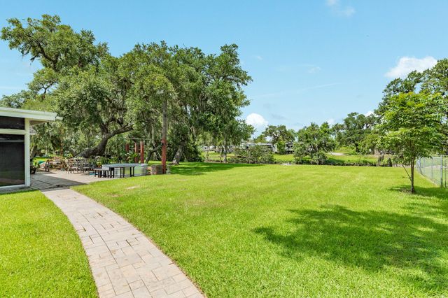 511 Edgewater Street, Clute, TX 77531