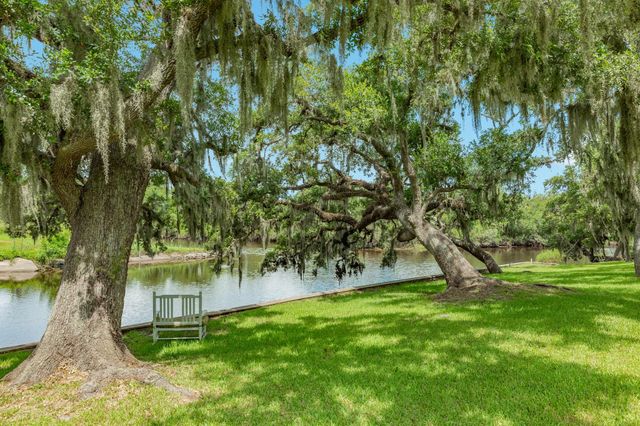 511 Edgewater Street, Clute, TX 77531