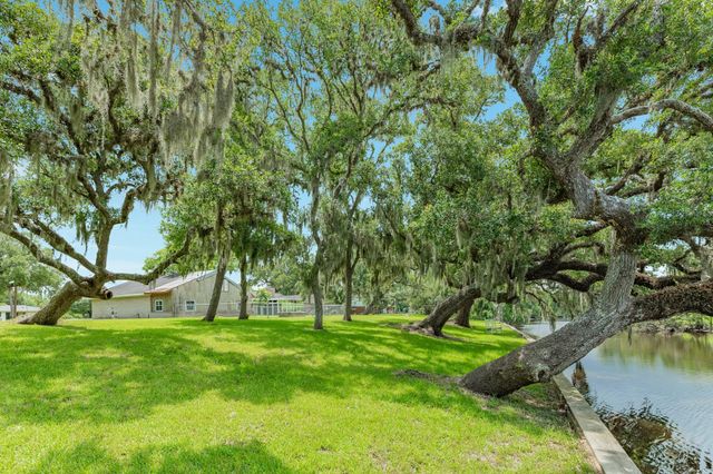 511 Edgewater Street, Clute, TX 77531