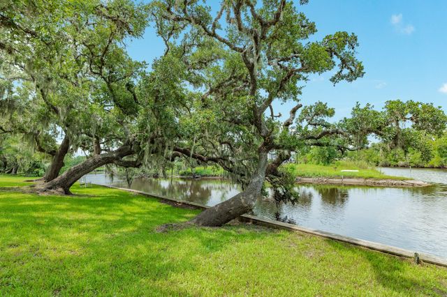 511 Edgewater Street, Clute, TX 77531