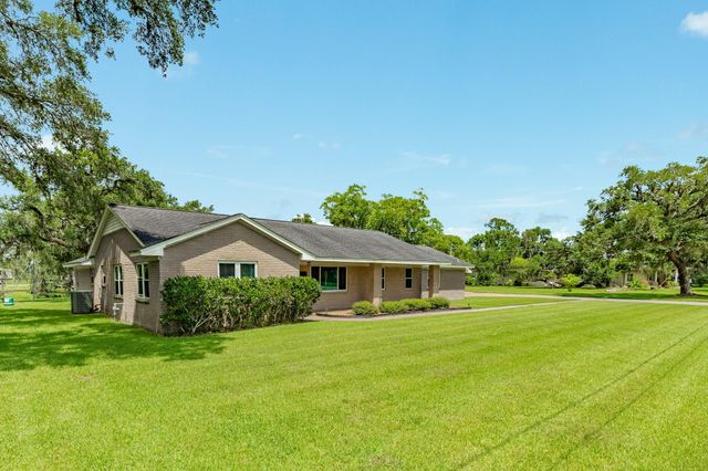 511 Edgewater Street, Clute, TX 77531