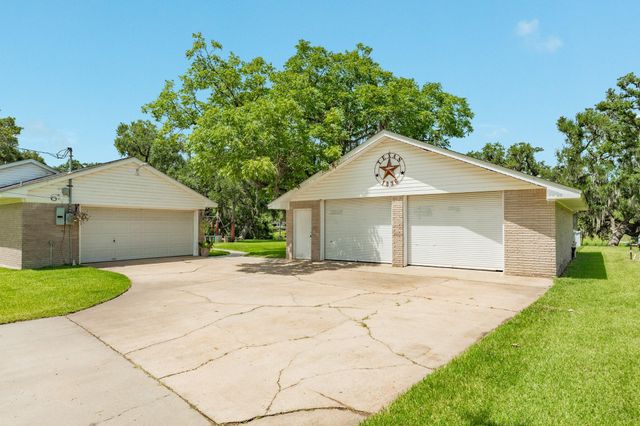 511 Edgewater Street, Clute, TX 77531