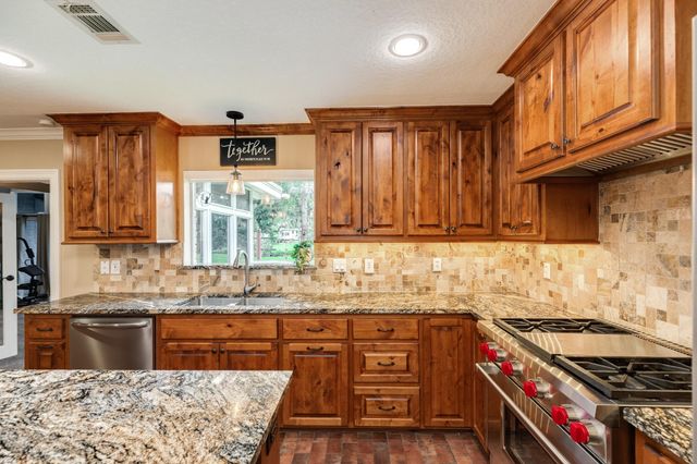 511 Edgewater Street, Clute, TX 77531