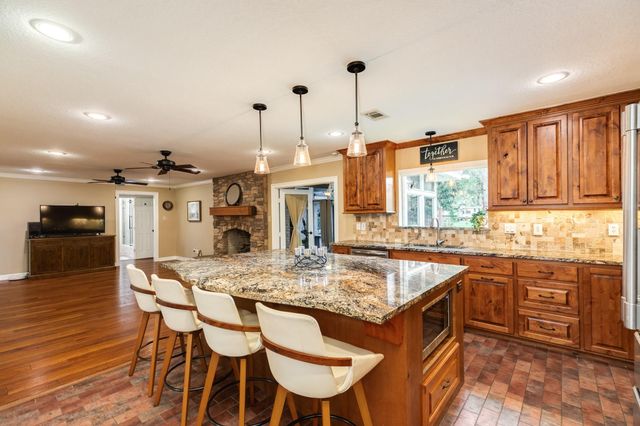 511 Edgewater Street, Clute, TX 77531