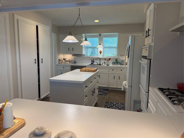 1027 Oleander Street, Lake Jackson, TX 77566