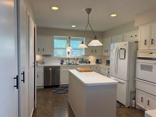 1027 Oleander Street, Lake Jackson, TX 77566