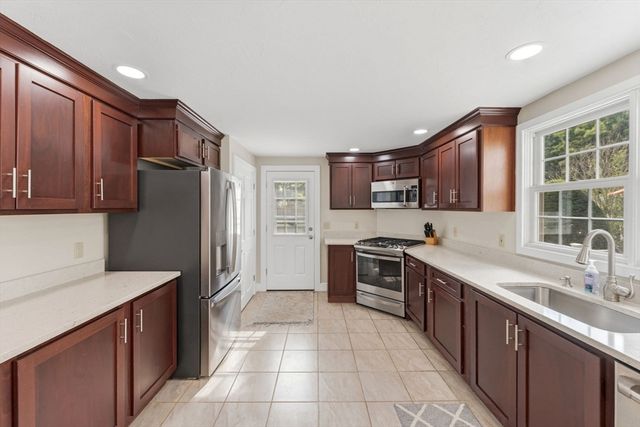 536 Plymouth St, Middleboro, MA 02346