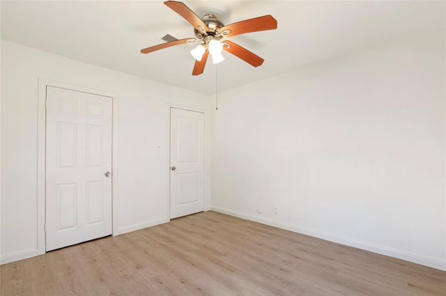 111 Poinsetta Lane, Highlands, TX 77562