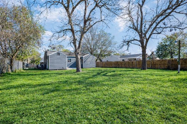 111 Poinsetta Lane, Highlands, TX 77562