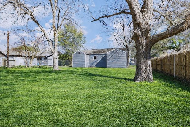 111 Poinsetta Lane, Highlands, TX 77562