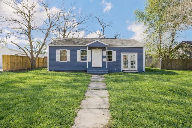 111 Poinsetta Lane, Highlands, TX 77562