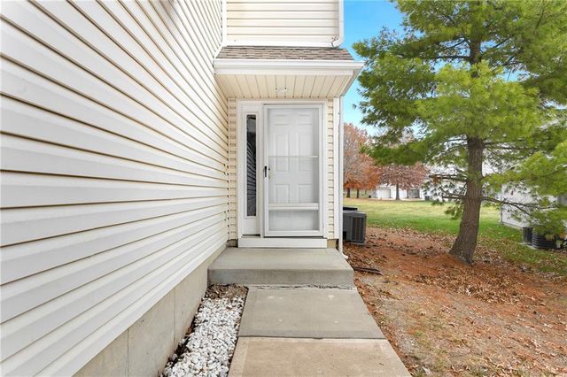 1327 SE Broadway Circle, Lee's Summit, MO 64081