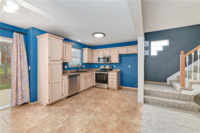 1327 SE Broadway Circle, Lee's Summit, MO 64081
