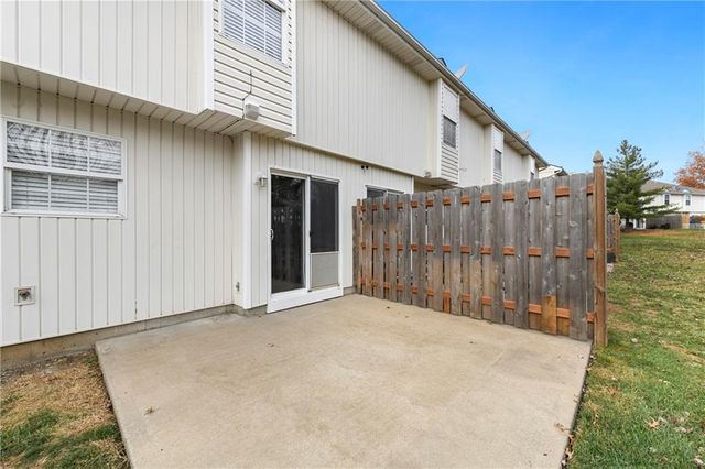 1327 SE Broadway Circle, Lee's Summit, MO 64081