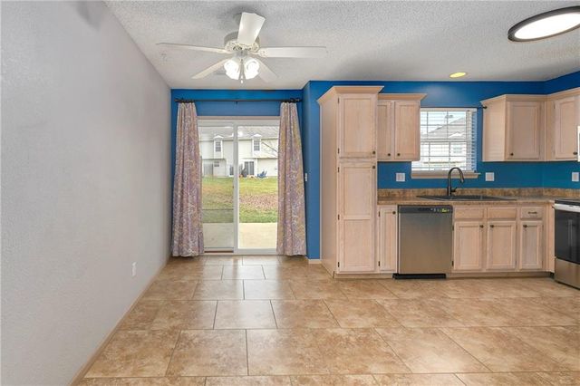1327 SE Broadway Circle, Lee's Summit, MO 64081