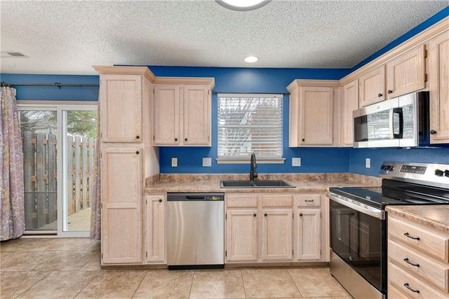 1327 SE Broadway Circle, Lee's Summit, MO 64081