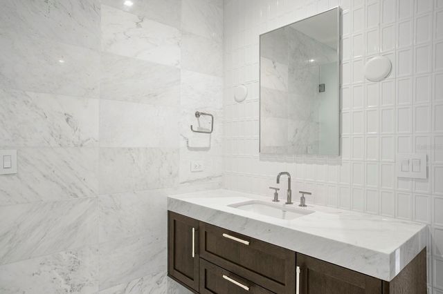 3015 S YSABELLA AVENUE 2402, Tampa, FL 33629