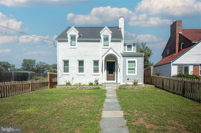 2116 R ST NE, Washington, DC 20002