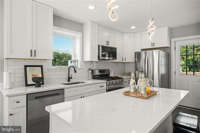2116 R ST NE, Washington, DC 20002
