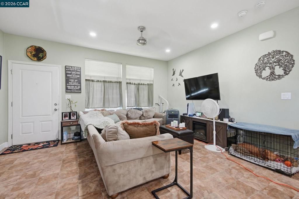 Image 12 of property listing at 37 Terrace Dr, Concord, CA 94518