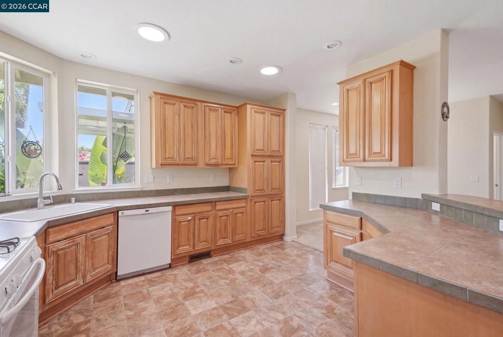 Image 17 of property listing at 37 Terrace Dr, Concord, CA 94518