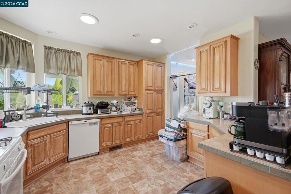 Image 18 of property listing at 37 Terrace Dr, Concord, CA 94518