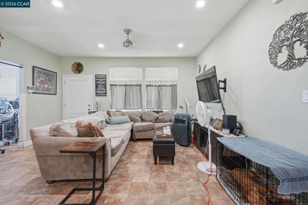 Image 8 of property listing at 37 Terrace Dr, Concord, CA 94518