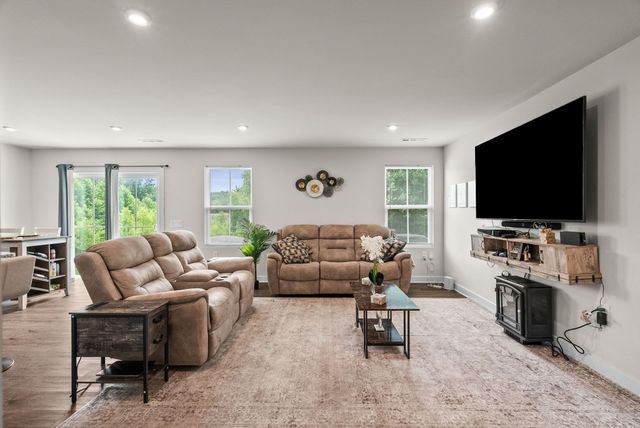 396 Streamview Dr, White House, TN 37188