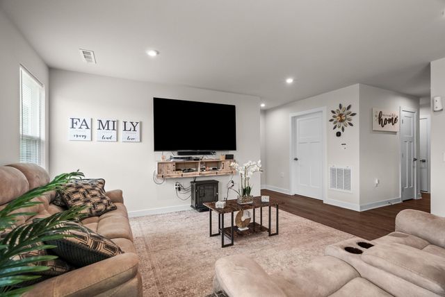 396 Streamview Dr, White House, TN 37188
