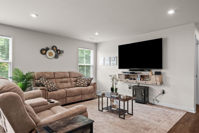 396 Streamview Dr, White House, TN 37188