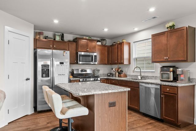 396 Streamview Dr, White House, TN 37188
