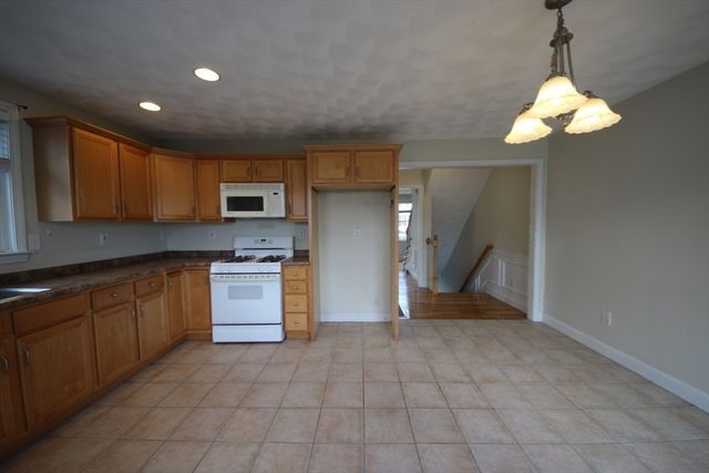 99 Manchester St A, Lowell, MA 01852