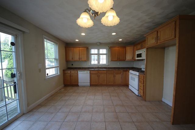 99 Manchester St A, Lowell, MA 01852