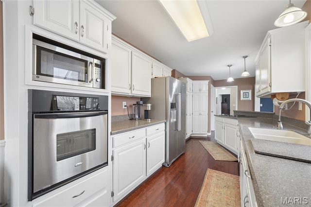 713 Village Wood Court, Ballwin, MO 63021