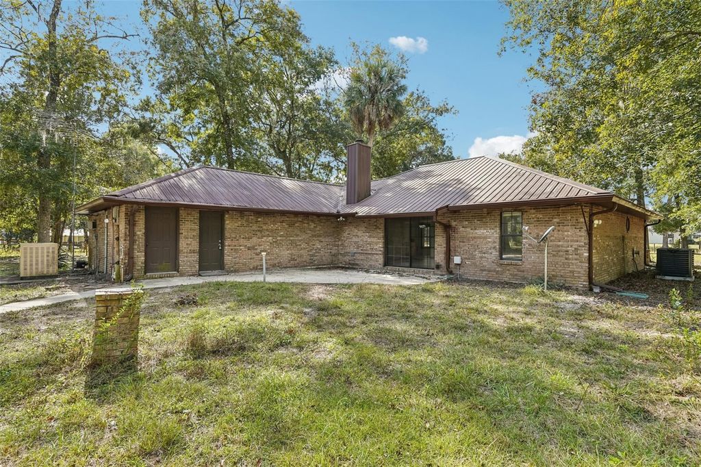 Image 4 of property listing at 5045 NE 132ND PLACE, Anthony, FL 32617