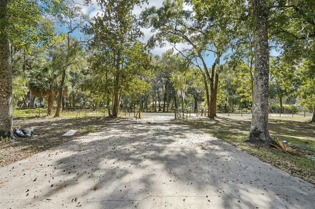 Image 6 of property listing at 5045 NE 132ND PLACE, Anthony, FL 32617