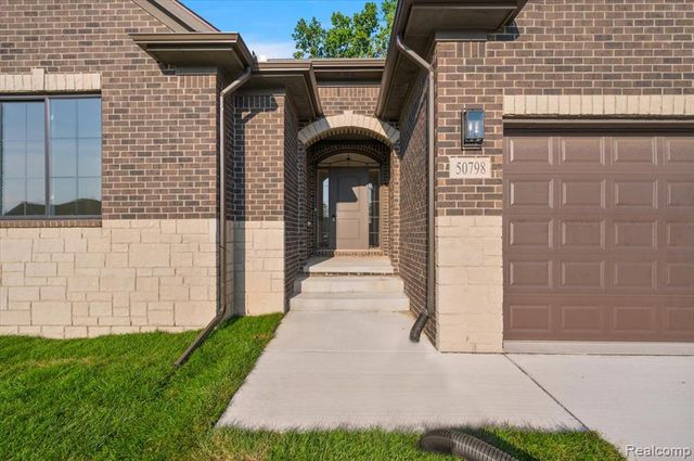 50798 Mistwood Drive, Macomb, MI 48042