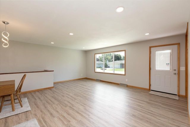 806 Gray, Aplington, IA 50604