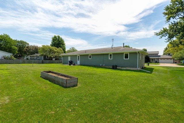 806 Gray, Aplington, IA 50604