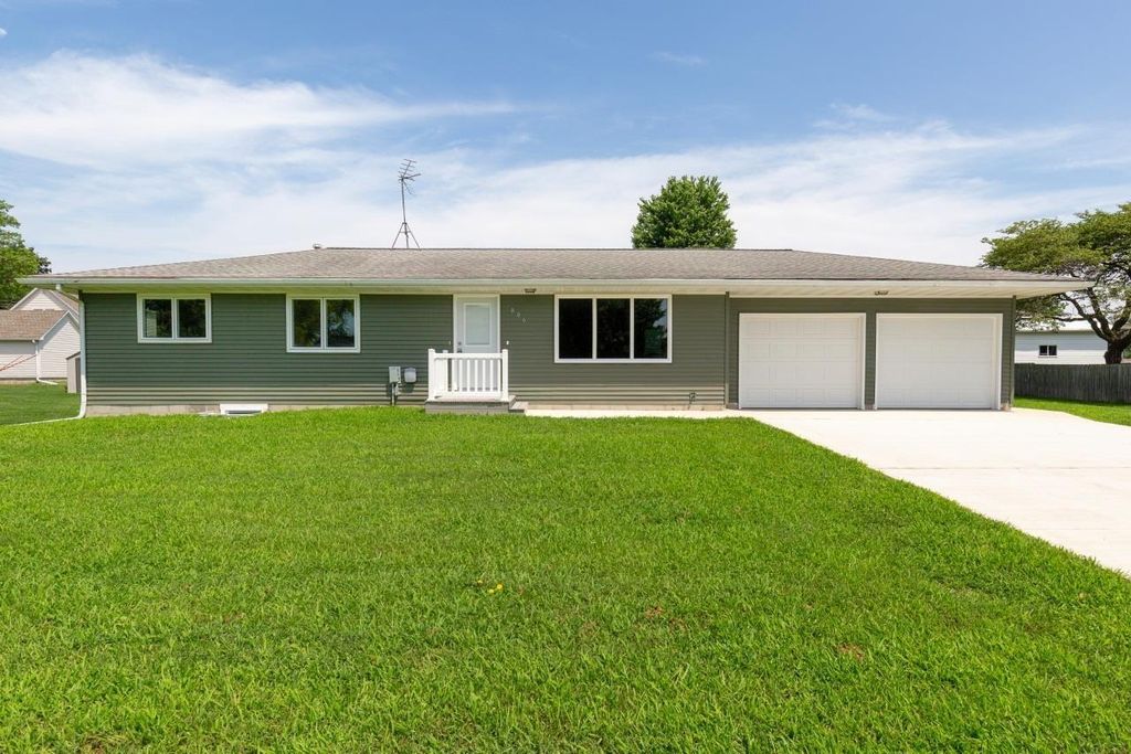 806 Gray, Aplington, IA 50604