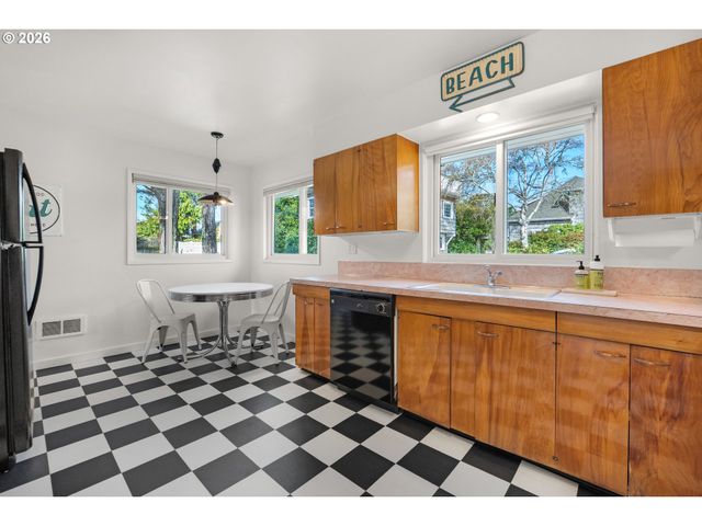 1210 S COLUMBIA St, Seaside, OR 97138