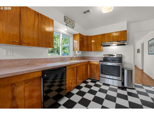 1210 S COLUMBIA St, Seaside, OR 97138